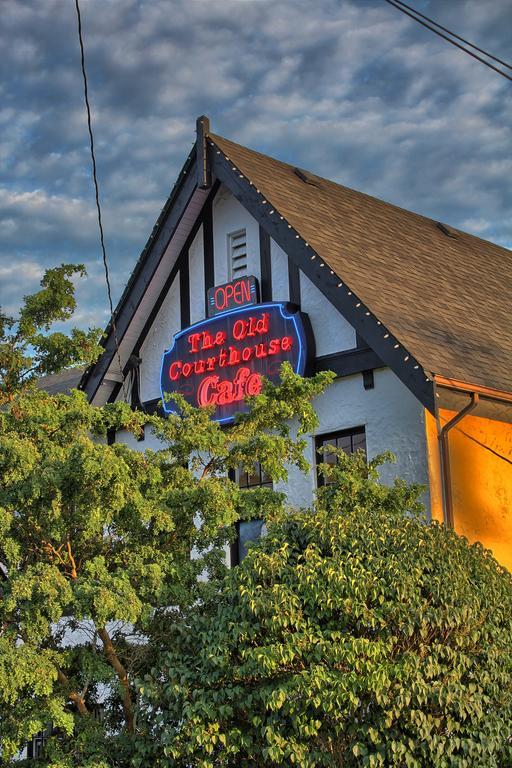 The Old Courthouse Inn Powell River Bagian luar foto